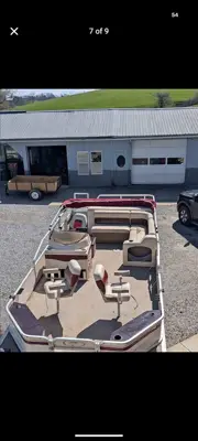 Pontoon boat