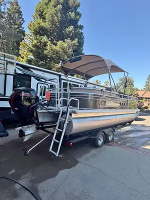 2021 Sun Tracker 22 DLX RF Pontoon Boat.