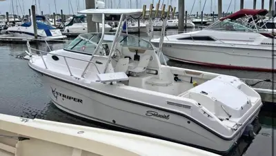 Seaswirl Striper 2101 fishing boat
