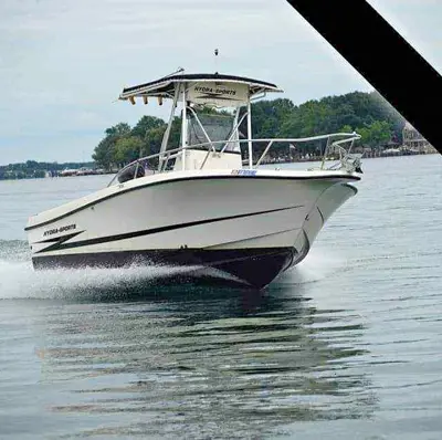 Hydrasports 2250cc offshore fishing boat 200hp yamaha 4 stroke with trailer.