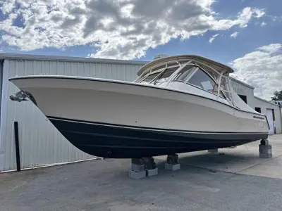 Certified 2017 Grady White Freedom 335