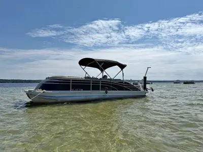 Bennington Q25 Pontoon Boat