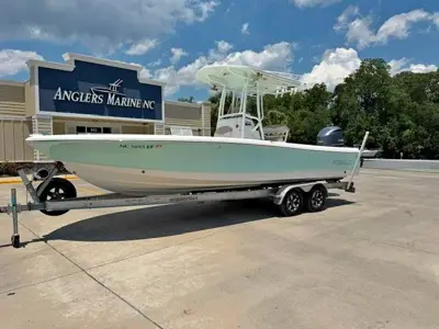 2017 Robalo 246 Cayman