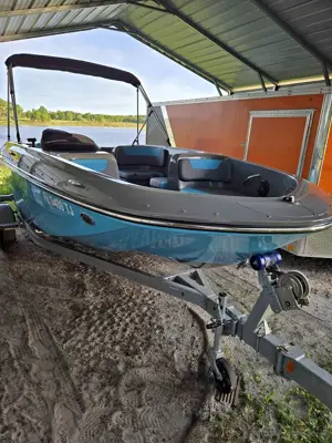 Deck boat