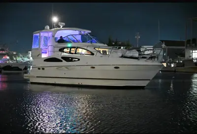2005 Cruisers Yachts 405 Express Motoryacht 46ft