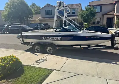 2002 Calabria ski boat