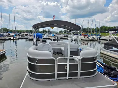 Pontoon boat