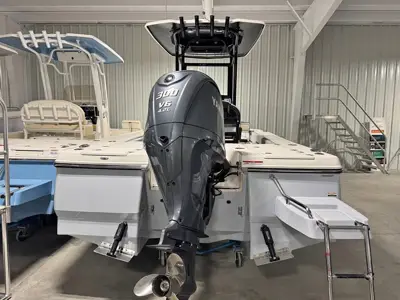 2027 Robalo 246 Cayman bay