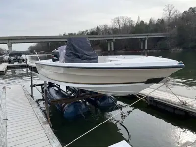 22' Bay Boat. 2007 Century w/ 200 Four Stroke Suzuki, Trailer