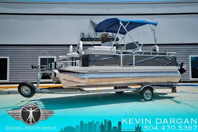 2022 Angler Qwest 818 Fish N Cruise