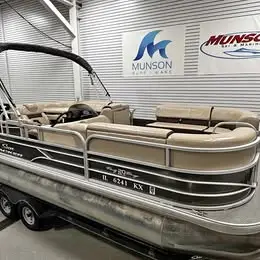 2018 TRACKER 21 Party Barge / 688 hrs / trlr