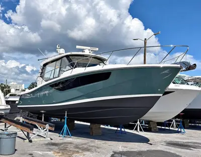2021 Boston Whaler 405 Conquest