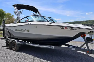 2022 MasterCraft XT-21