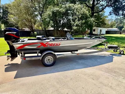 2000 Express 18’ bass boat. 125 Mercury,One owner , excellent condition.