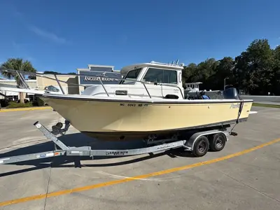 2014 Parker 2320 Pilothouse (NEW MOTOR)