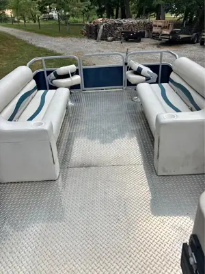 Sun Tracker Party Barge Poontoon boat