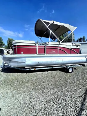 2013 Bennington 20 foot pontoon boat