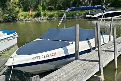 2013 Caravelle Fiberglass 21 ft Bowrider w/ Trailer