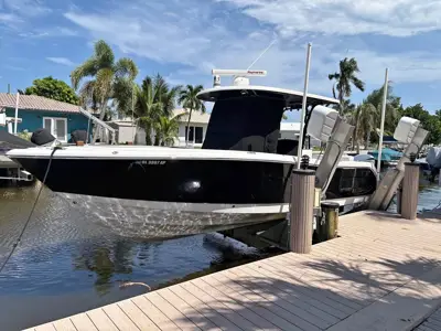2019 Robalo r302