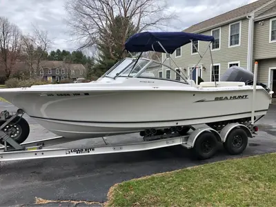 Sea Hunt Escape 211 LE Boat