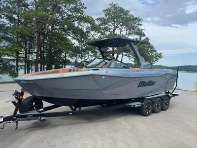 2023 MALIBU 26 LSV-DEAL OF THE SEASON - INCLUDES TRI AXLE TRAILER