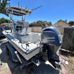 Boston Whaler Outrage 19 - Yamaha 150 (300 hrs)