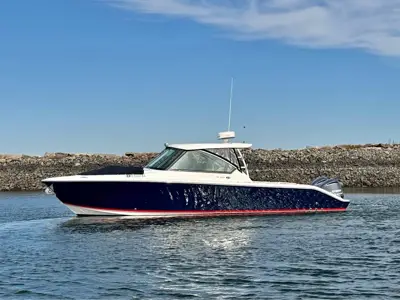 2016 Pursuit 325 DC