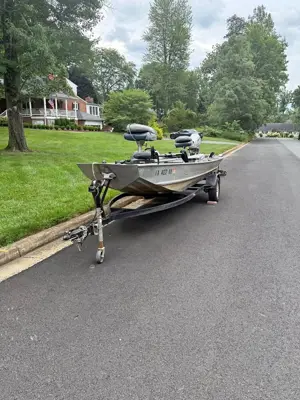 1984 Bass Tracker 16’ Bass Boat w/ Title – Honda 20HP – Helix 8 – Trailer Included