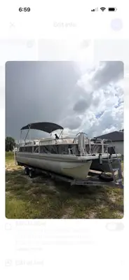 Pontoon boat