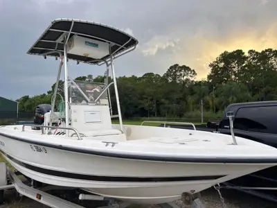 2001 Century Center Console Bay Boat 1901
