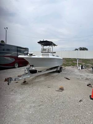 1993 Sea Ray Laguna 25-foot center-console fishing boat with twin 2015 Yamaha F200 four-stroke outbo