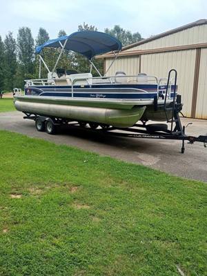 2015 Sun Tracker 24ft fishing bardge DLX with brand new trailer