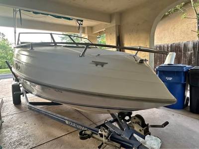 1991 Four Winns Cuddy Cabin Boat 20 ft. Engine hours 531