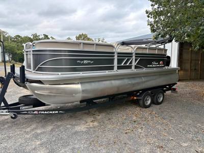 2021 SunTracker Party Barge 20’ DLX