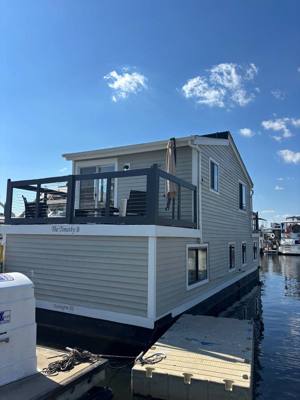 1984 Mariners Houseboat with live aboard status