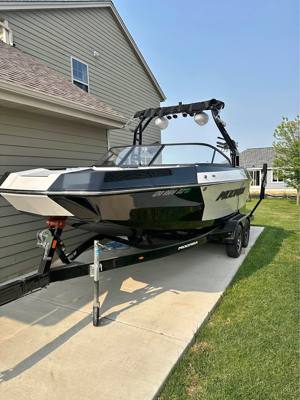 2018 Moomba Helix Wakeboard Boat