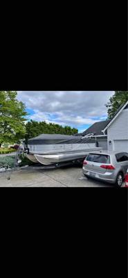 ￼Pontoon boat South Bay 2022