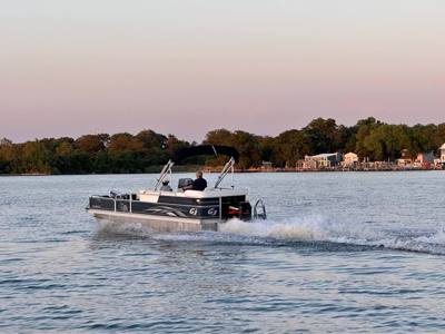 2013 Sun Catcher G3 fishing sport 20’ pontoon boat