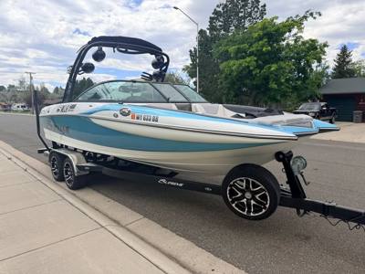 2015 Supreme 225 surf boat
