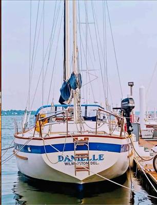 Sailboat Danielle with Evinrude 6.0 Outboard 52 foot long 1980 th