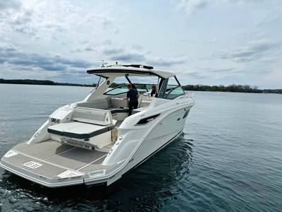 2024 Sea Ray 32 Sundancer-110 hrs w Factory Warranty and slip on Tonka