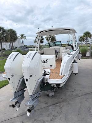 2019 Boston Whaler 270 vantage