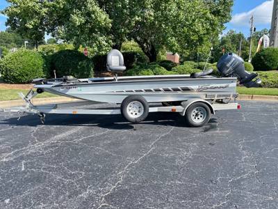 2011 Excel 17' stick steer with a 4 stroke 50 hp Yamaha outboard 1751 cr 17' aluminum