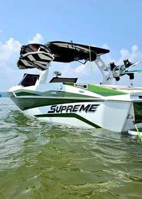 2021 Supreme Wakesurf boat w/ gear