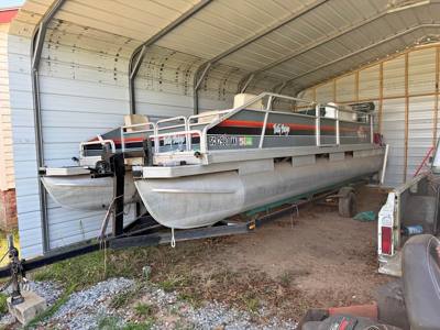 1988 Sun Tracker Party barge