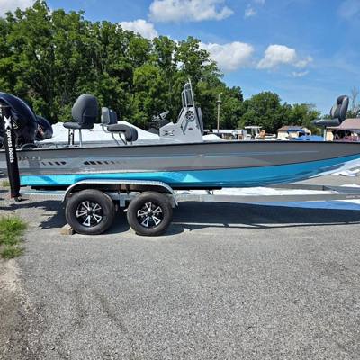 2027 Xpress H22 Bay Boat, Yamaha Vmax 200 SHO