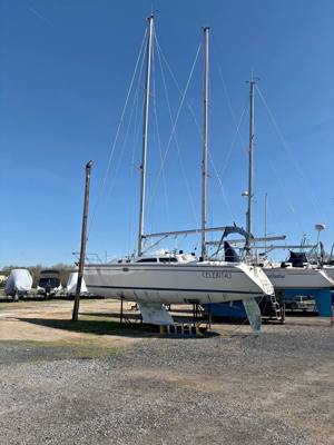 1999 Catalina 320 with 90 hours on motor like new