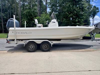 2018 Robalo 206 Cayman Center Console