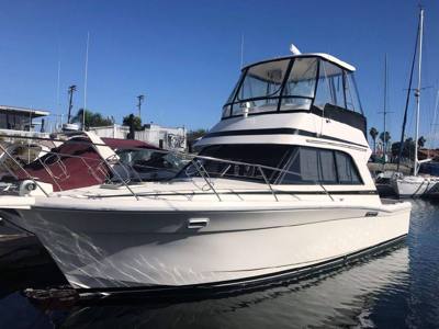 Riviera Flybridge w/Cummins Diesel engines 33 ft