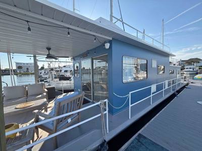 1983 Jamestowner Houseboat